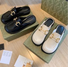 Designers de luxe de qualité supérieure Hommes Femmes 100% Cuir Pantoufles Sandales Chaussures Printemps et Automne Mode Large Plat Tongs 35-41