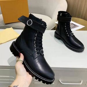 Botas de lujo de alta calidad para mujer, zapatos de diseñador con cierre de metal de invierno, botas de tacón bajo de cuero