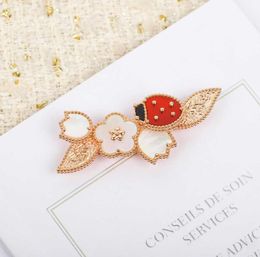 Brand de luxe de qualité supérieure Pure 925 Bijoux en argent charmant Ladybug Lucky Spring Design Cherry Leaf Mother of Pearl Gemstone Brooch1645818