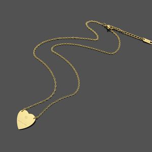 Collier pendentif lettre de luxe de qualité supérieure bijoux en acier titane de style simple en gros