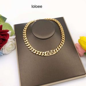 Top qualité luxe serrure colliers pendentifs mode Simple V colliers Style classique Valentinolies concepteur bijoux ah1