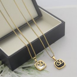 Collier pendentif de luxe de qualité supérieure bijoux en acier au titane en gros collier en diamant blanc noir carré en forme de V