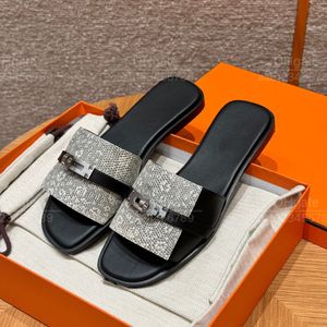 Chaussures de luxe de qualité supérieure Classic Designer Chaussures Les pantoufles pour femmes sont toutes faites à la main le printemps en cuir rare avec des chaussures de femme de mode décontractée d'été emballage de boîte d'origine.