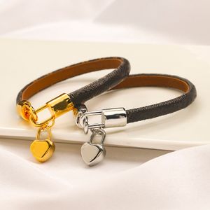 Top Kwaliteit Luxe Vrouwen Mode Armbanden gouden armbanden voor vrouwen Designer Kunstleer Armband Womens Huwelijksgeschenken Accessoires Y23206