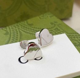 Pendientes de diseñador de moda de lujo de alta calidad para mujer Corazón Amor Stud Tamaño clásico Pareja de acero inoxidable Regalos Joyas de diseñador Pendientes de compromiso al por mayor