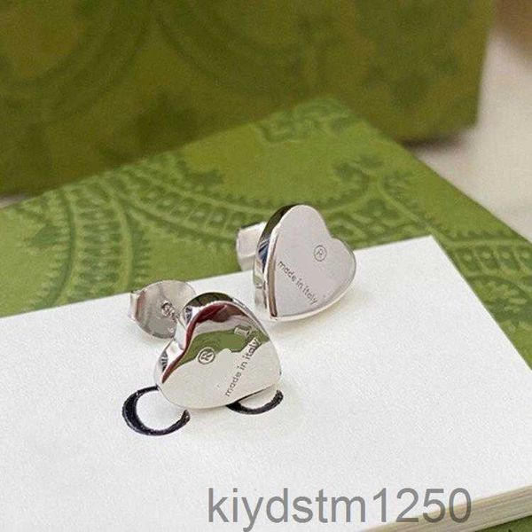 De calidad superior de lujo de las mujeres de moda corazón amor Stud tamaño clásico de acero inoxidable regalos de pareja joyería de diseño pendientes de compromiso al por mayor Q5RF