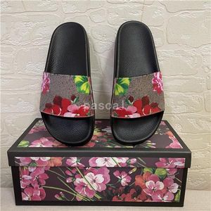 Topkwaliteit Mens Womens Zomer Sandalen Strand Dia Home Slippers Dames Flat Sliders Trendy Schoenen Print Lederen Rubber Bloemen Slipper Arrow Aardbei 36-46