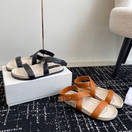 Toteme minimalisme de qualité supérieure Sandale plate Diapositives de confort en cuir avec sangle Chaussures de plage plates Sandales de créateurs de luxe Chaussures de vacances Chaussures de marche