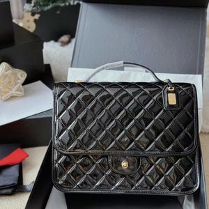 Mochila negra de piel de becerro Mirrow de alta calidad, bolso de viaje de lujo, bolso bonito a la moda para mujer, bolso de hombro con correa ajustable, mochila versátil clásica, detalles perfectos