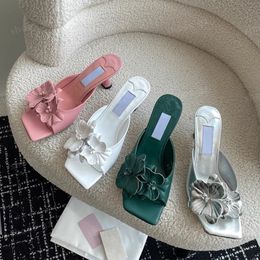 Topkwaliteit muilezels slippers lederen bloem verfraaide slippers dia's slijbanen open tenen dames kitten glijbanen sandalen schoenen luxe ontwerpers fabrieksschoenen fabrieksschoenen