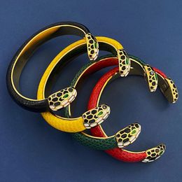 Bracelet à breloques en cuir de serpent de qualité supérieure pour femmes