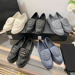 Mocasines clásicos de alta calidad Hebilla de letra Zapatos de vestir de diseñador de lujo Mocasines Mujeres resbalón en zapatos planos Piel de cordero Cuero genuino Zapatos planos para barcos Albaricoque blanco negro