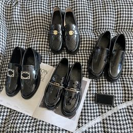 Topkwaliteit nieuwe designer kledingschoenen Monolith zwart lederen loafers Platform chanelliness dames lente herfst schoenen metalen gesp glanzende luxe loafers