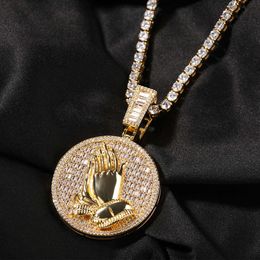 Topkwaliteit Nieuwe gebed Hand Ronde Medaille Pendant Ketting Koperen Set Iced Cubic Zirconia CZ Stone Mens Gepersonaliseerde straat Hip Hop Gemoughelft Bijoux Rapper Kraag