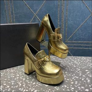 Topkwaliteit platformkleding schoenen dames luxe designer pomp heelss leer metalen knop decoratie dikke hakken casual vierkante neus modemerk schoen