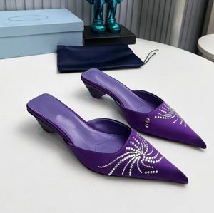 Topkwaliteit puntschoen pantoffels modieuze vrouwen lage hakken slijtplekken casual zijde luxe designer schoenen sandalen strass steentjes decoratieve klassieke huisschoen