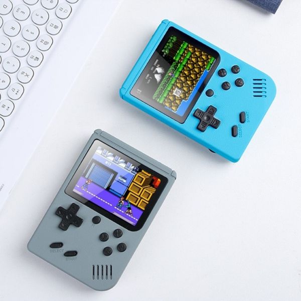 Les joueurs de jeux vidéo portables Macaron de qualité supérieure peuvent stocker 500 types de jeux Console de jeu rétro Console à écran LCD coloré de 3,0 pouces avec emballage de vente au détail