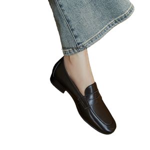 Petites chaussures en cuir de style rétro de qualité supérieure Les nouvelles chaussures Lok Fu pour femmes sont des chaussures minces et pour femmes avec une seule pédale.