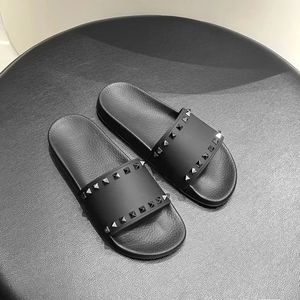 Top kwaliteit rubberen slipper Bezaaid klinknagel Muilezel Dames luxe platte Casual schoen buiten dame Zomer Strand Designer Slide Nieuwe Sliders Man loafer sandaal Maat 35-46 Met doos