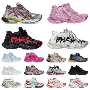 Top Kwaliteit Runner 7 Mens Dress Shoes Graffiti Black Gray Sier Pink White Men Dames Merk Sneakers Big Size 46 Trainers Dghate