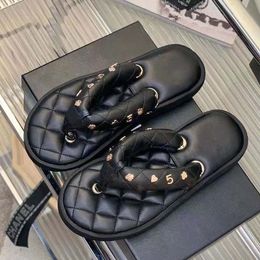 Sandalias de alta calidad zapatillas de diseñador lujoso Summer Nuevos tacones planos informales zapatos de playa al aire libre 001 001