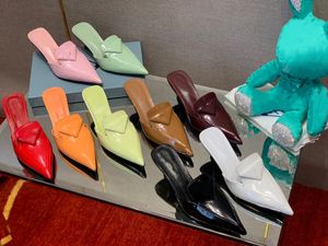 Top qualité sandales pantoufles nouveau chaton talons femmes chaussures creux sandales à talons fins luxe strass pointu pompes