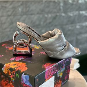 Sandalias con letras de metal de tacones altos sexy de calidad superior para mujer Zapatos de suela de cuero genuino Diseñador de lujo Bombas de banquete de boda nupcial de París Tamaño 35-42 Rojo Oro Negro