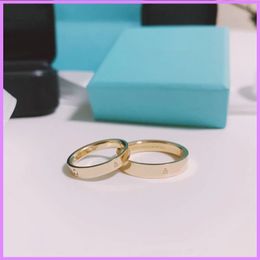 Top Kwaliteit Zilveren Liefde Ring Mannen Vrouwen Nieuwe Gouden Sieraden Voor Liefhebbers Ontwerpers Diamanten Ringen Geschenken Klassieke Mode Roestvrij staal D2201041F