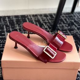 Topkwaliteit eenvoudige stijl damesbeizigers slippers patent lederen kitten hakken slip-on blootgestelde teen dia sandalen dames luxe ontwerper stiletto hiel slippers