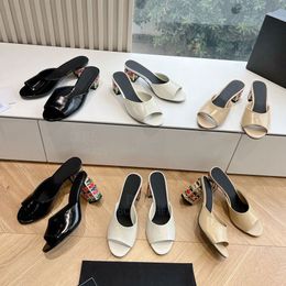 Sandales à enfiler de qualité supérieure Pantoufles mules Chunky Kitten talons Slides Peep Chaussures à bout ouvert Cuir Coloré Mi-talon Femmes Designers de luxe Pantoufles Chaussures de bureau 6,5 cm