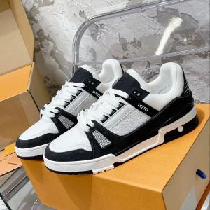 Nouveau style décontracté concepteur de chaussures toile de run sneaker run chaussures marchand de tennis de luxe pour hommes courent de sports de mode blanc noir cadeau printemps et automne