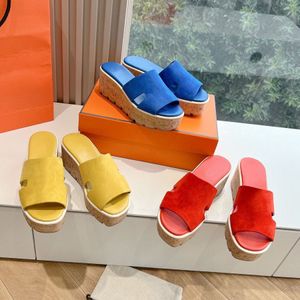 Topkwaliteit Suède Platform hak slides Sleehak sandalen pantoffels open tenen Luxe designer sandalen pantoffels voor dames Geel blauw rood Vakantieschoenen Fabriek