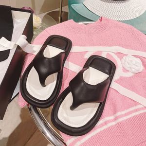 Topkwaliteit zomer zwarte slippers slippers dupprogramma's luxe slip-on strandplatform sandalen schoenen lederen open tenen casual flats voor vrouwen luxe ontwerpers fabrieksschoenen fabriek