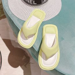 Top qualité Summer Green Flip Flops pantoufles Luxe slip-on sandales à plate-forme de plage chaussures en cuir bouts ouverts appartements décontractés pour femmes Designers de luxe chaussures d'usine