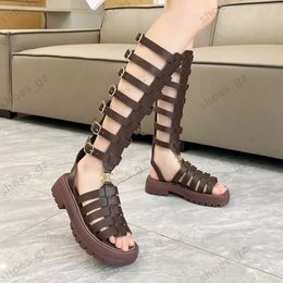 Sandalias Gladiator Sandalias de Half Catiator de alta calidad Talón plano Sandals Exputed Toe Diseñadores de lujo de lujo Fashion Street después de zapatos con cremallera