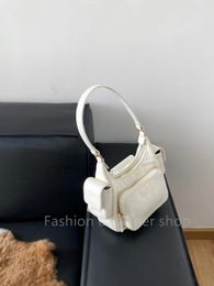 Sac à main de qualité de qualité supérieure Cool Girl Y2K Sac fourre-tout pour femmes Gift Gift Vintage Pocket Miuii Sac de créateur Sac de poche sous lamblée Muiii Le cuir pratique