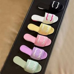 Zapatillas de mujer de estilo de vacaciones dulces de alta calidad Chroma Color caramelo Sandalia de diapositiva plana Zapatilla de diseñador de lujo para mujer Zapatos planos de playa Rosa azul púrpura blanco