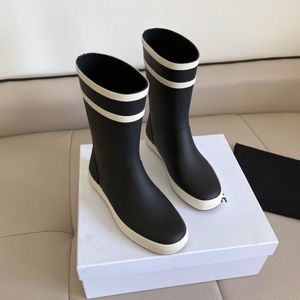 Topkwaliteit Hoge enkel Regenlaarzen Kniehoge laarzen Platte neus met ronde neus Bottes hakken Merklogo Natuurlijk rubber Instappers Luxe damesontwerpers Vrijetijdsschoenen Fabrieksschoenen