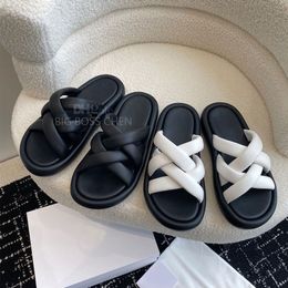 Zapatillas de fila de alta calidad Plataforma diapositivas sandalia Zapatillas tejidas cruzadas Cómodos zapatos planos de playa Diapositivas de diseño de lujo para mujeres Calzado de fábrica