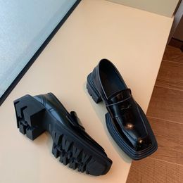 Chaussures en cuir à semelles épaisses de qualité supérieure semelles en caoutchouc légères à bout carré chaussures de sport 3D en cuir blanc noir chaussures populaires rétro