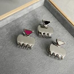 Topkwaliteit Driehoek Brief Haarklemmen Vrouwen Metalen Letters Klauwklem voor Gift Party Mode Haaraccessoires