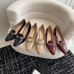 Topkwaliteit Triangle Plaque pumps schoenen Dikke kitten heel sandalen loafers luxe Designer jurk Office Factory schoenen voor meisjesvrouwen