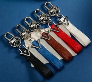 Porte-clés en cuir véritable de qualité supérieure Porte-clés de voiture de mode Pendentif de sac Porte-clés de marque pour hommes femmes Paris designer Porte-clés avec boîte d'origine