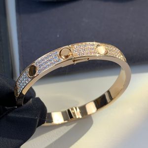 Bracelet à vis en acier en titane en or de qualité supérieure V Bracelet à vis de diamant à trois rangées en or Bracelet rétro étoile en or rose en or