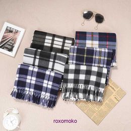 Top qualité hiver et automne Bur Home écharpe pour femmes hommes Automne Hiver Classique Plaid Double Face Velours Cadeau Écharpe Exposition Ventes Marché de Nuit Hommes Chaud Nec