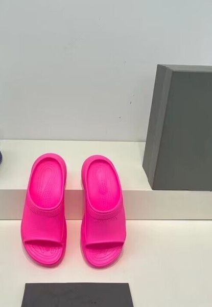 Zapatillas de mujer de suela gruesa clásicas de verano Moda de dibujos animados de lujo zapatos de playa de punta ancha Hotel de alta calidad al aire libre salvaje 5 colores zapatillas de gran tamaño 35-41