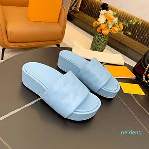 Sandalias tipo pantuflas para mujer de alta calidad, chanclas de suela gruesa de realce, zapatillas de verano para playa, chanclas planas para interiores, sandalias con pinchos 2021