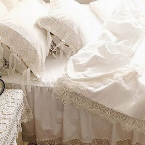 Top Romantisch beddengoed set elegante Europese brede witte satijnen dekbedovertrek gehaakte kant sprei katoenen bruiloft beddengoed bedskirt T200253w