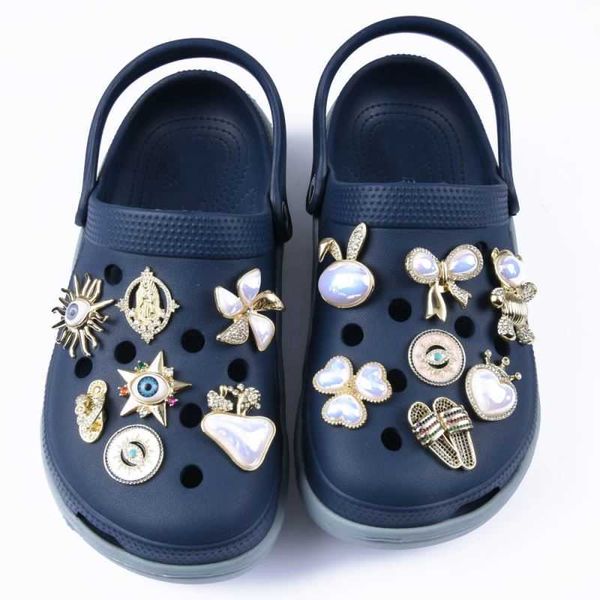Top Vente Metal Shoe Charms Designer Décoration Accessoires pour femmes Ladies Clog Sandal Shoes
