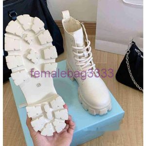 Top Sale OG High Top Fashion Bottes en cuir pour femmes Automne et hiver Brand New Lace Up Side Zipper Martin Boot Femme P Chunky Heel Chaussures de marche chaudes designer shoes